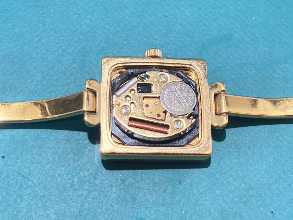 電圧が低下していた GUCCI グッチ 1900Lの電池交換