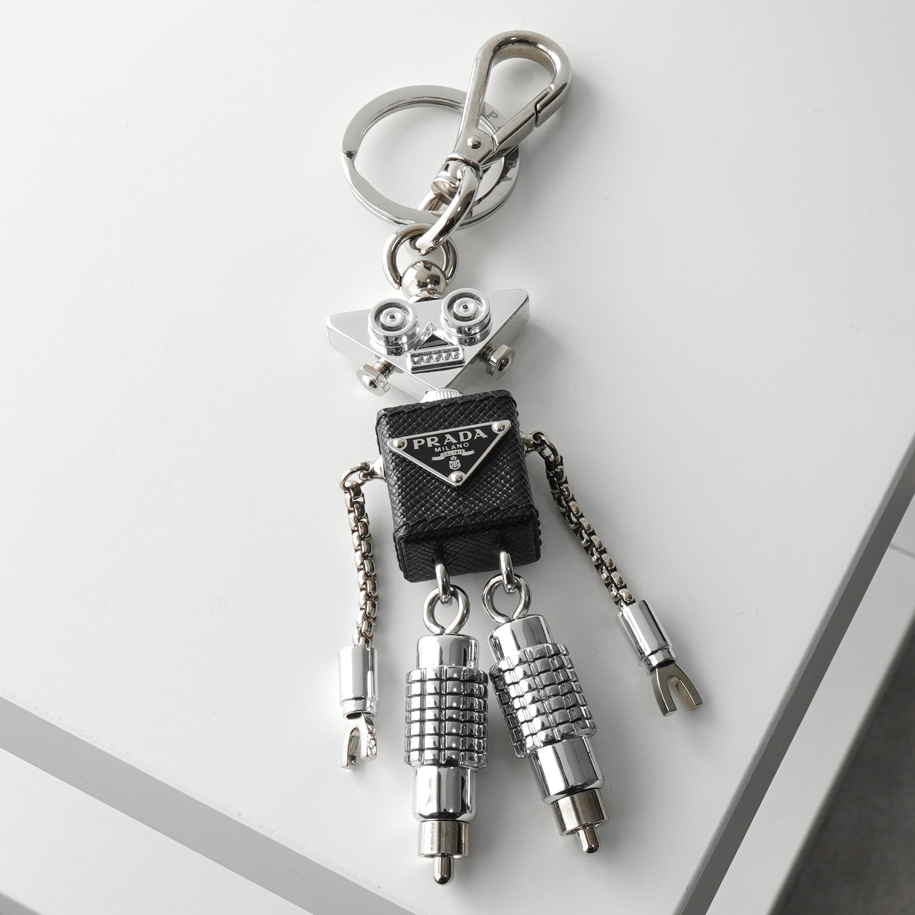 プラダ ロボット キーホルダー キーリング チャーム 三角プレート