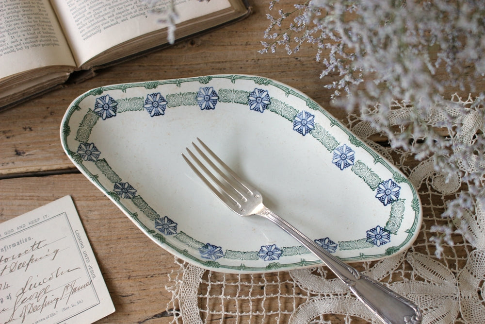 青と緑の繊細な模様が爽やかなサンタマン窯ラヴィエ（横幅24.5cm