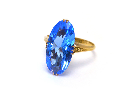 石の向きを変えて楽しめるアートなデザインのペンダントトップ