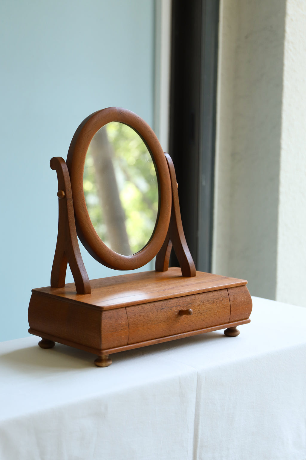 22Danish_Vintage_Desktop_Mirro