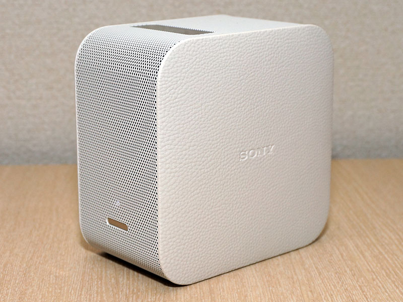 ソニー、壁際から写せる四角い「ポータブル超短焦点プロジェクタ
