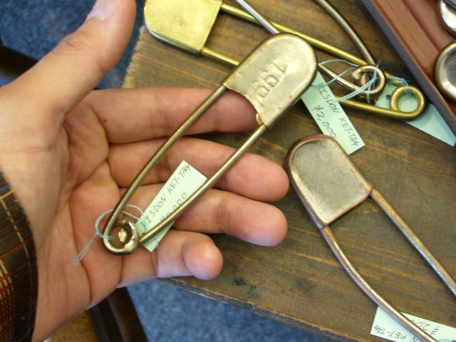 金具》巨大安全ピンも入りました: レザークラフト・フェニックス