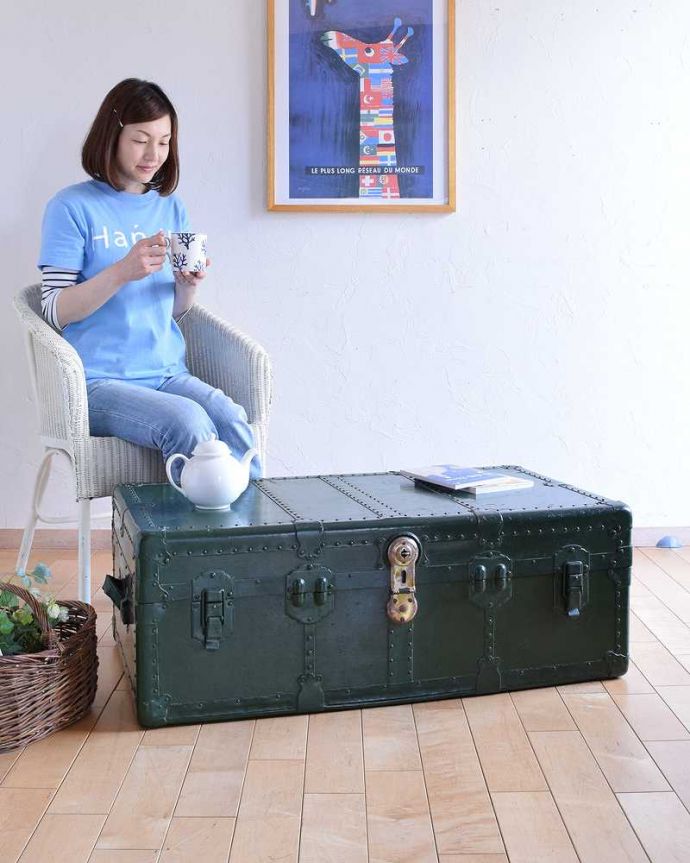 英国輸入のオシャレなアンティーク雑貨、テーブルにもなるトランク