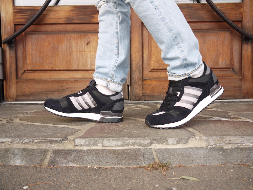 レトロかつスポーテイーなスニーカー(adidas zx700 (M19389)) | 1989