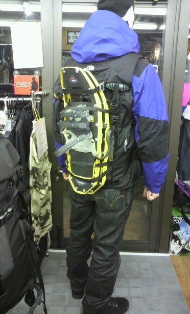 THE NORTH FACE 「パウダーガイドベスト」スノーシュー装着編 | townpump