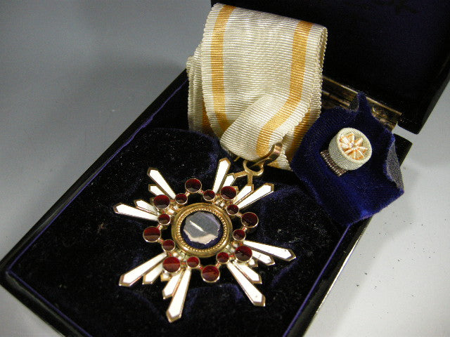 勲章 勲三等瑞宝章 略章・共箱 – smileantiques