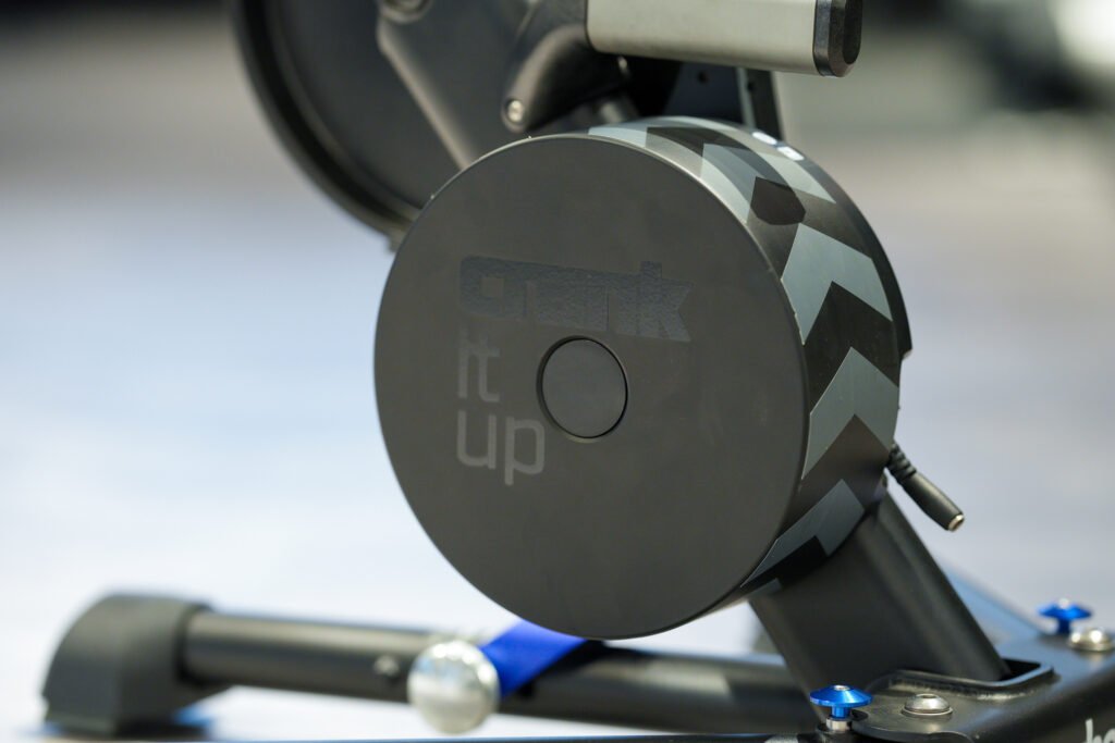 実走行に一番近いローラー台「Wahoo KICKR」シリーズ常設中！スマート