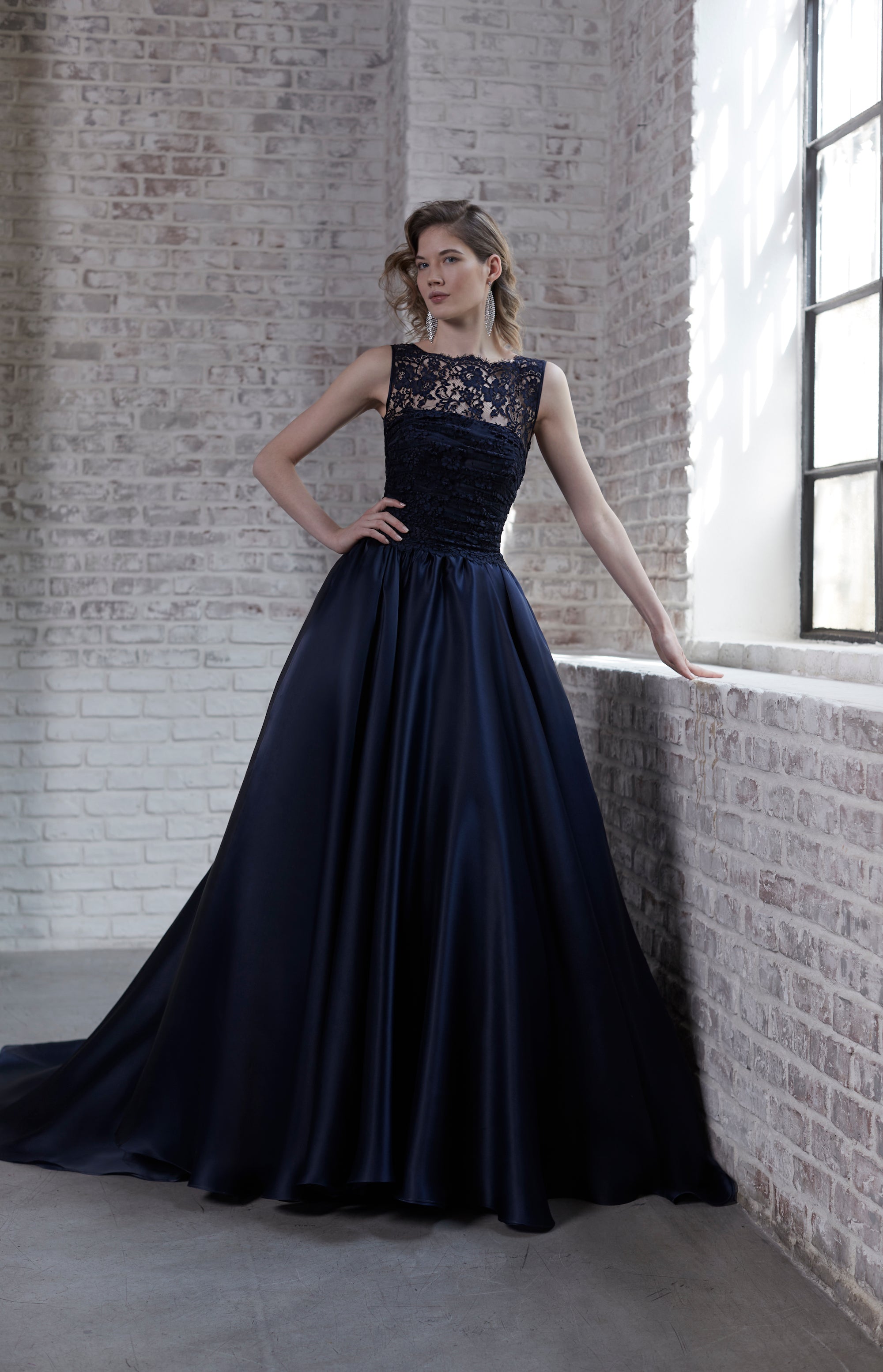 ELP059｜ウェディングドレス、ブランドドレスのレンタルならザ・ドレス