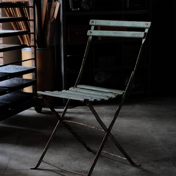 錆びた鉄脚の折りたたみチェア – zakka store towi
