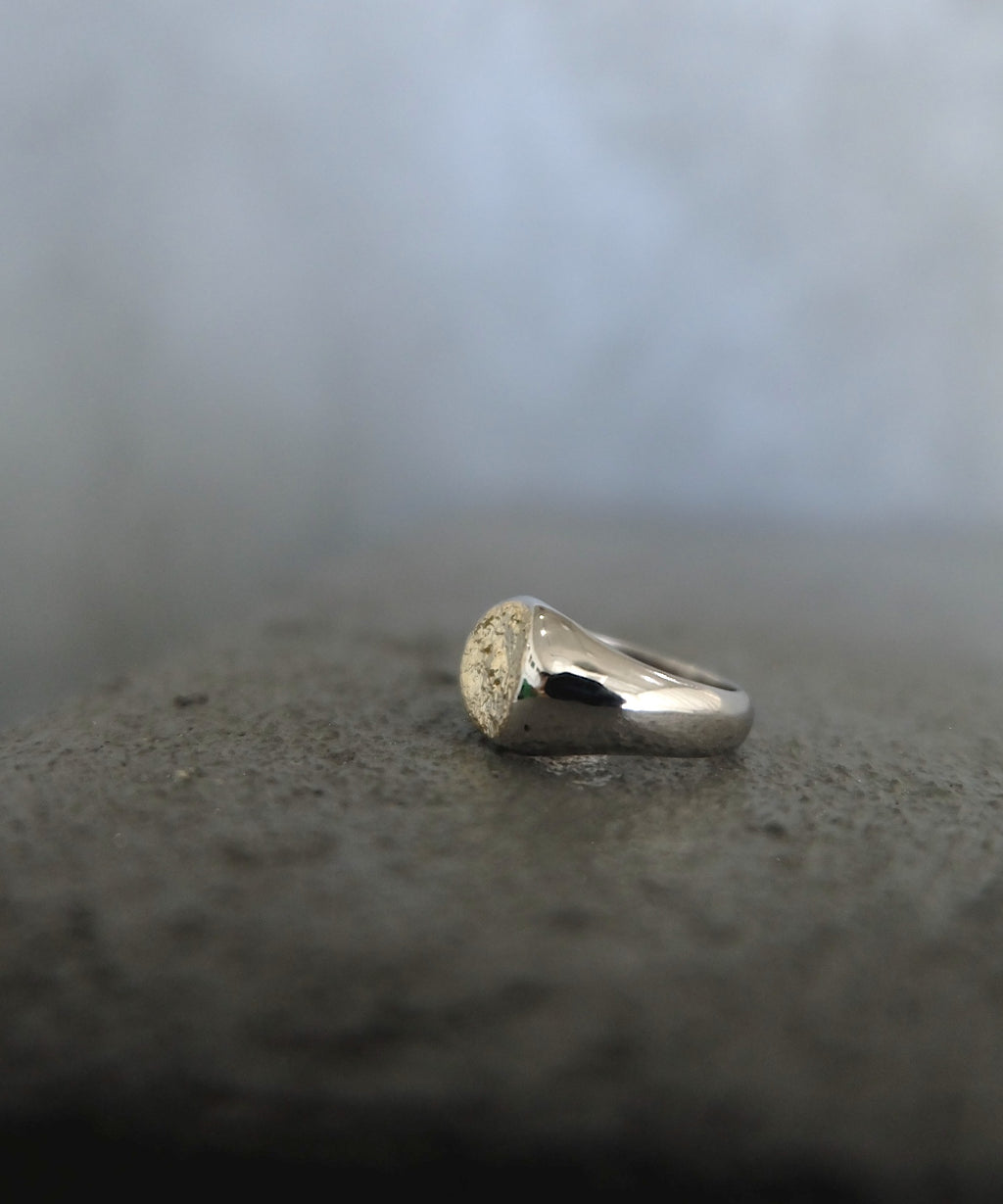 Briller Signet Round P Ring – un by Tomoyo Yoshida | 公式