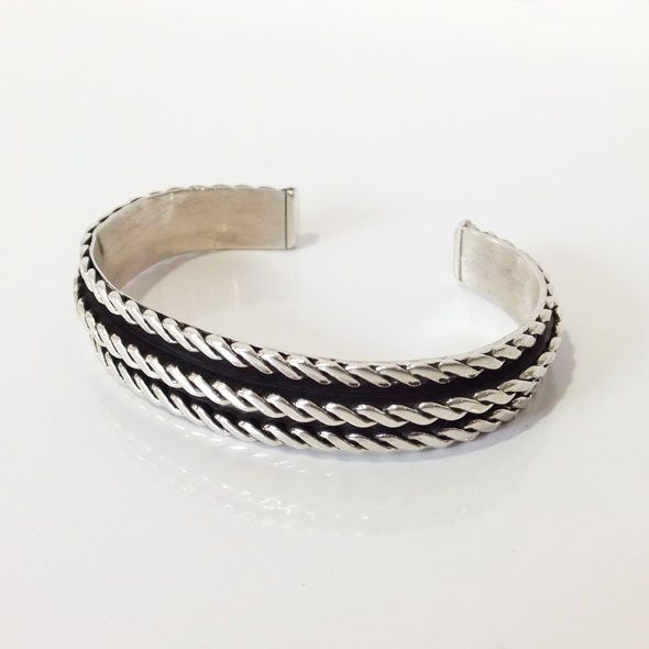 INDIAN JEWELRY NAVAJO ナバホ族 TOM HAWK(トムホーク)作 バングルを