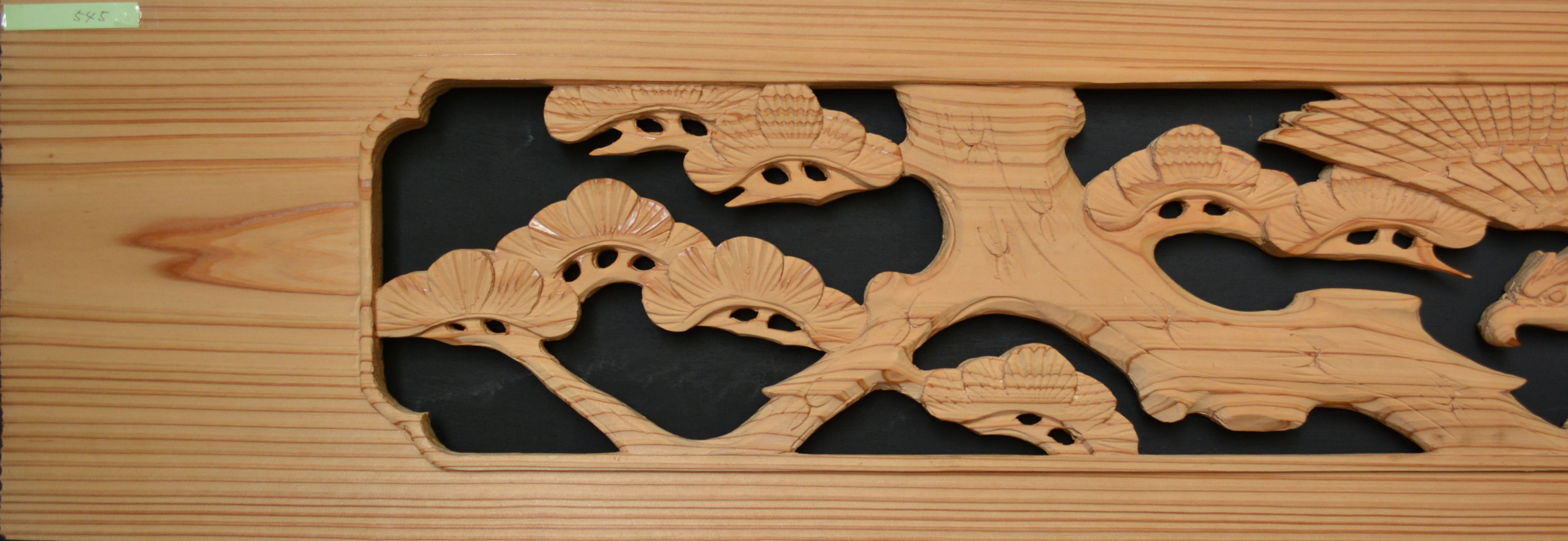 彫刻欄間の高原銘木店 ＞ 欄間一枚もの ＞ 0545 松に鷹 6尺×1尺×0.8寸