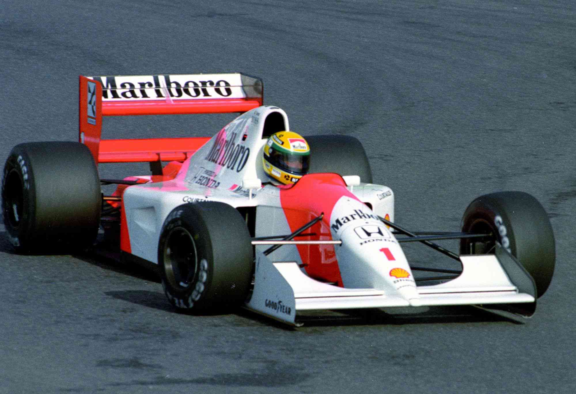 2年連続3度目の総合優勝を決め、ブラジル国旗を振るアイルトン・セナ