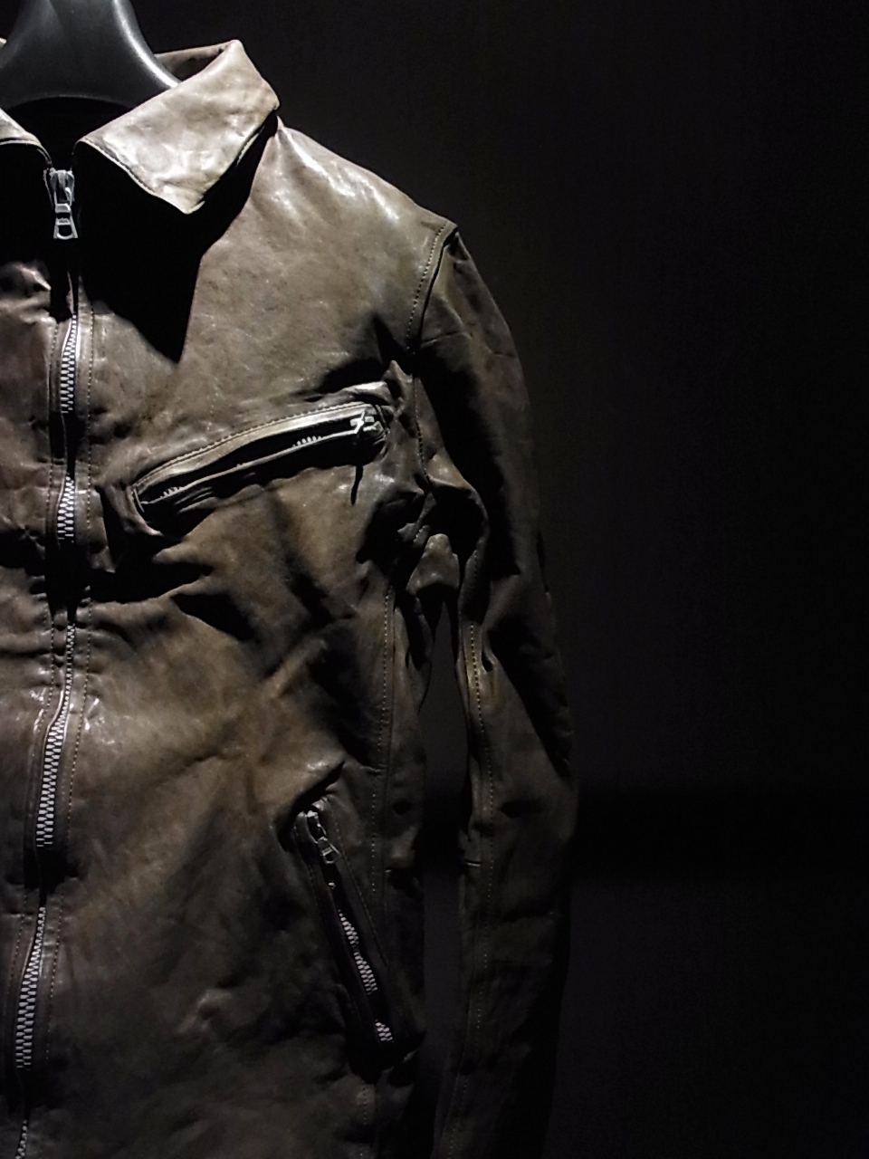 1295-02 ベルギーショルダー製品染め 襟付きシングルライダース イサム