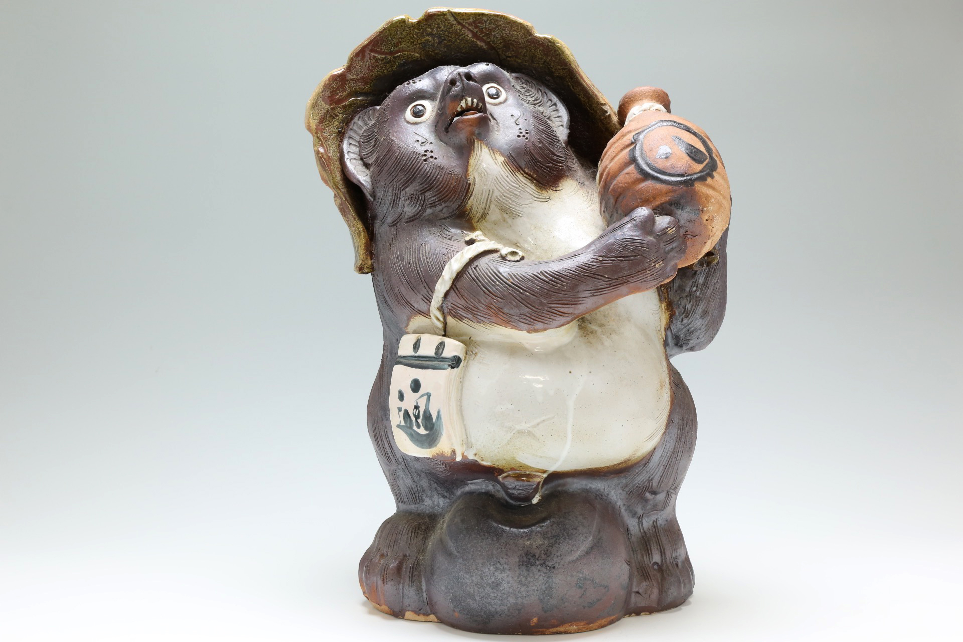 お酒を勧める狸の焼き物 [3K-1498] | サークルワン商品情報