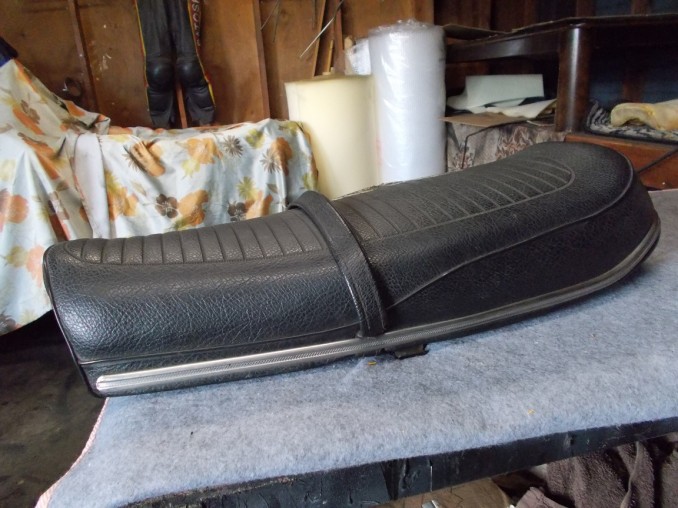 工房補修日誌｜バイクシート・自動車内装の補修,修理は張替えなしの革