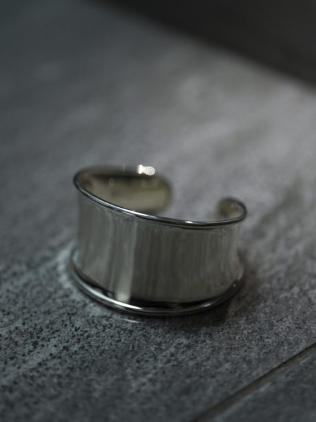 ハイエンドを中心にした本気のジュエリーコレクション！待望のバングル