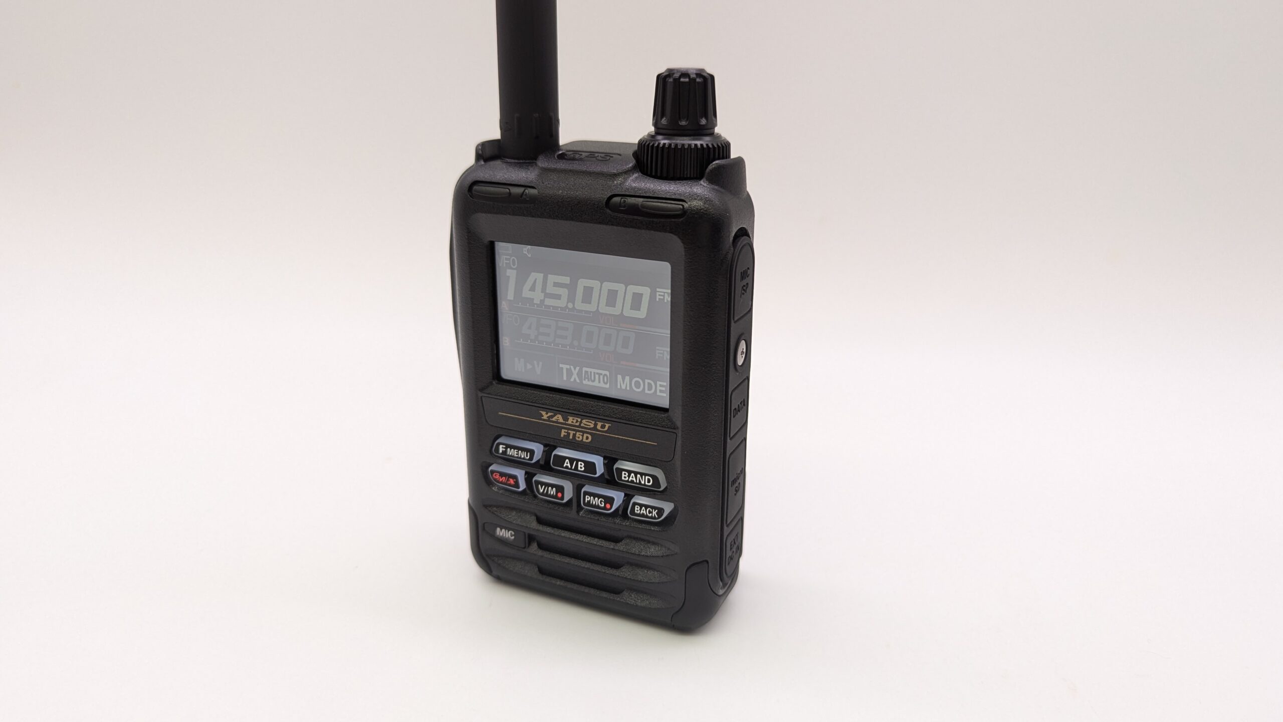 YAESU FT-5D徹底解剖：ポケットに入る堅牢な相棒、その魅力に迫る