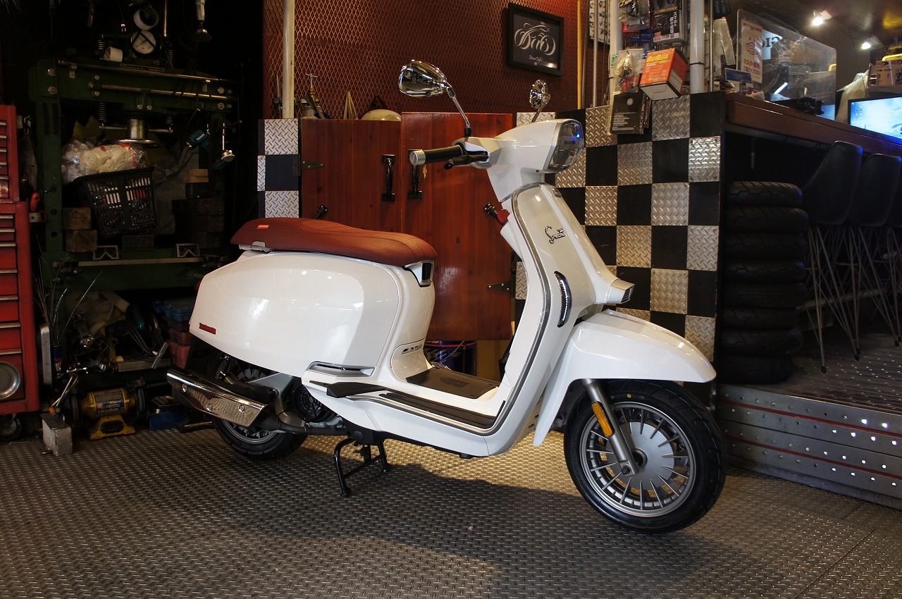ベスパ　サイドウインカー　HELLA　ランブレッタ　希少　本日限定価格 Vespa 純正 VXL125/Fi 左フロントウインカー #643324 【LEFT FRONT