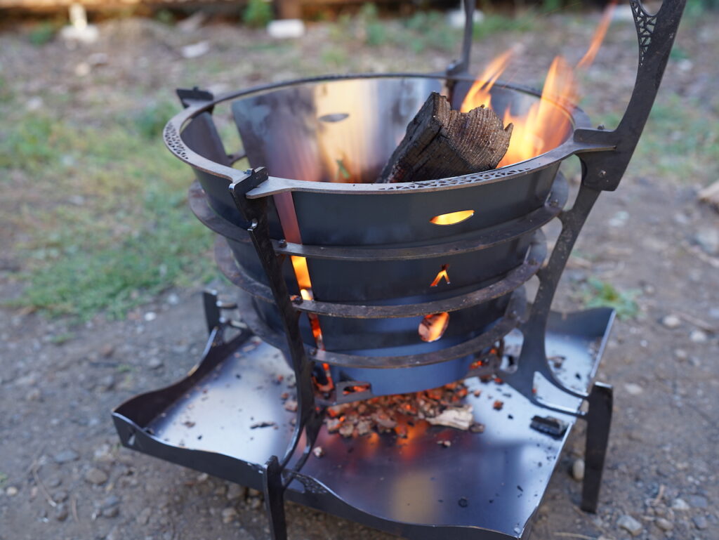 まさに芸術！】お洒落焚き火台「グルグルファイヤーL」の実力を焚き火