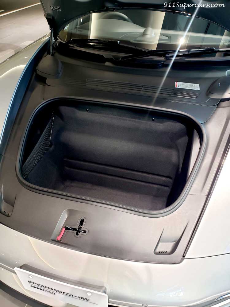 ポルシェ911カブリオレ(992.1)に大きなスーツケースを載せることが出来るか