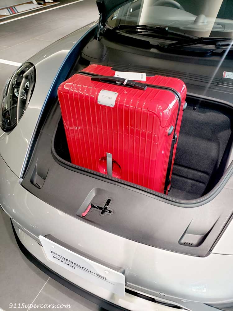 ポルシェ911カブリオレ(992.1)に大きなスーツケースを載せることが出来るか