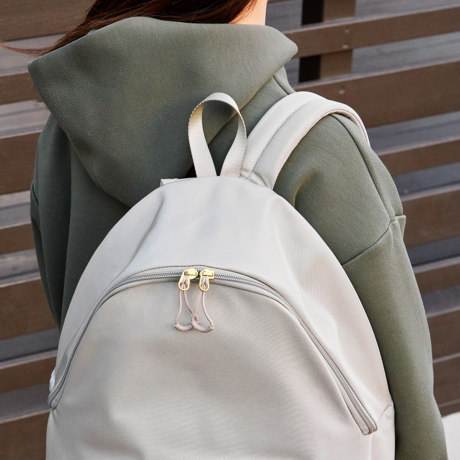 片手でパカっと、持ち物マネージメント 口が自然に90°開くから、荷物が