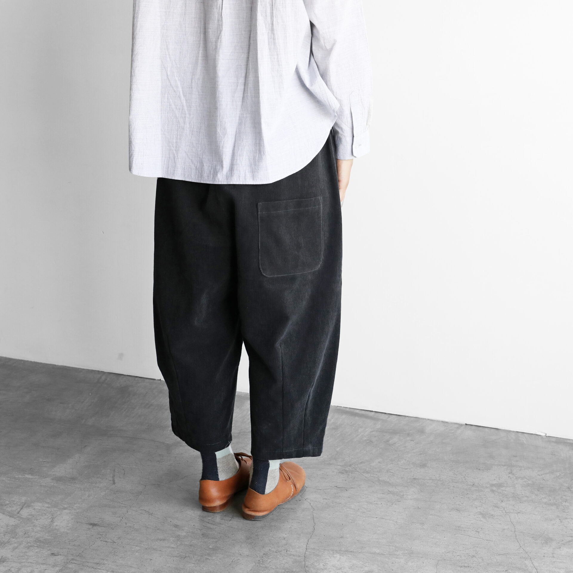 シャトルコーデュロイバルーンパンツ（チャコールグレー）【ユニ