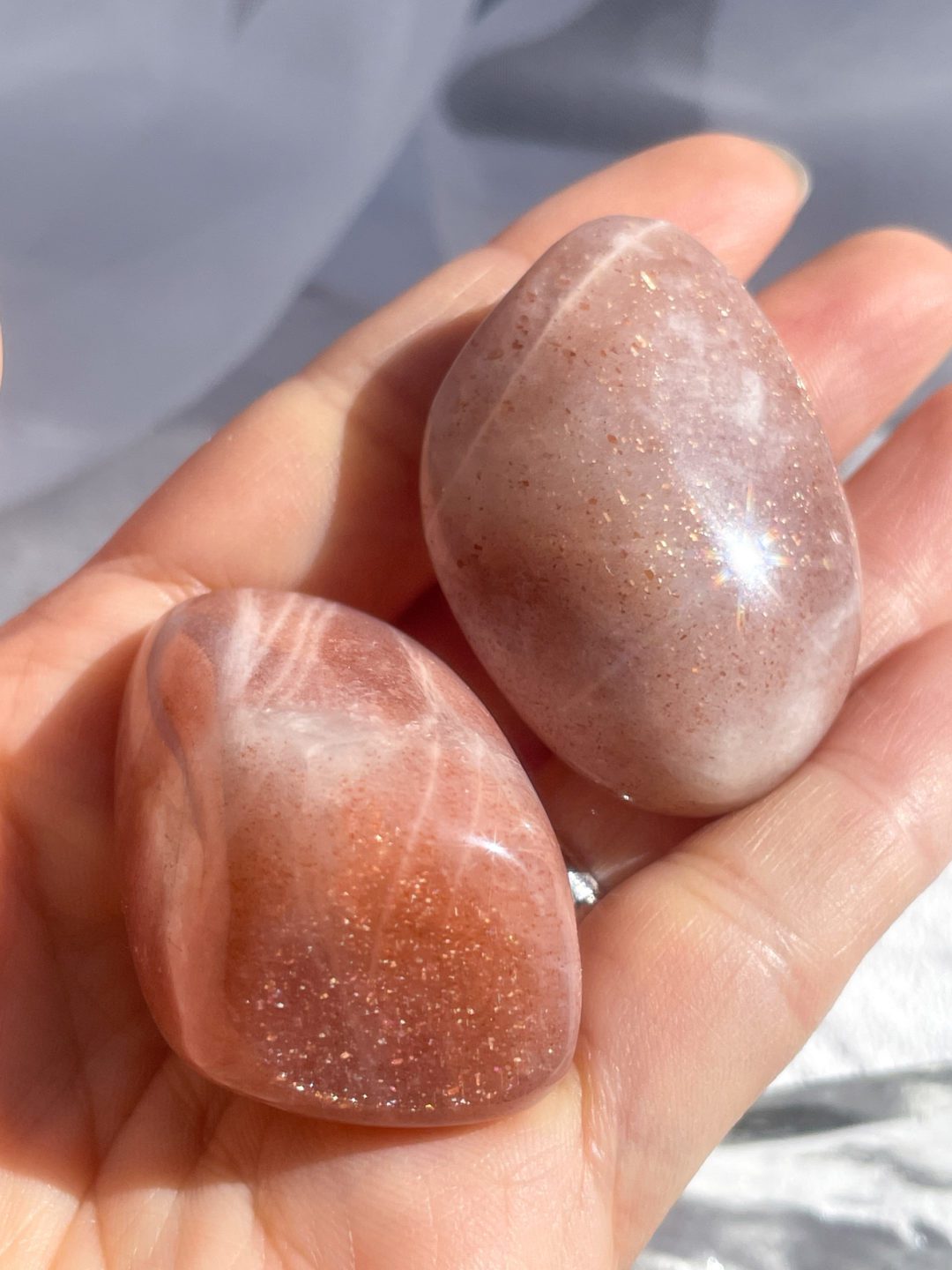 ピーチムーンストーン・パームサイズ - Amrita ✧ Crystal