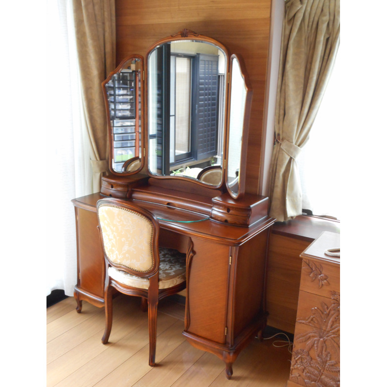 念願の猫脚アンティークドレッサー - 鏡台・ドレッサーの専門店 大川の