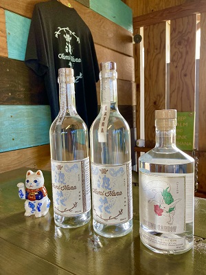 ハワイ産の芋焼酎『波花』と、新商品のジン『ハレイワレインボー