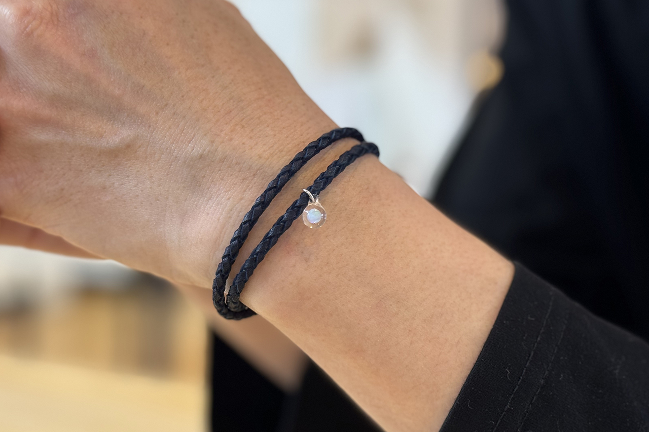 moonレザーブレスレット / マグネット入り純チタンパーツ編み込み