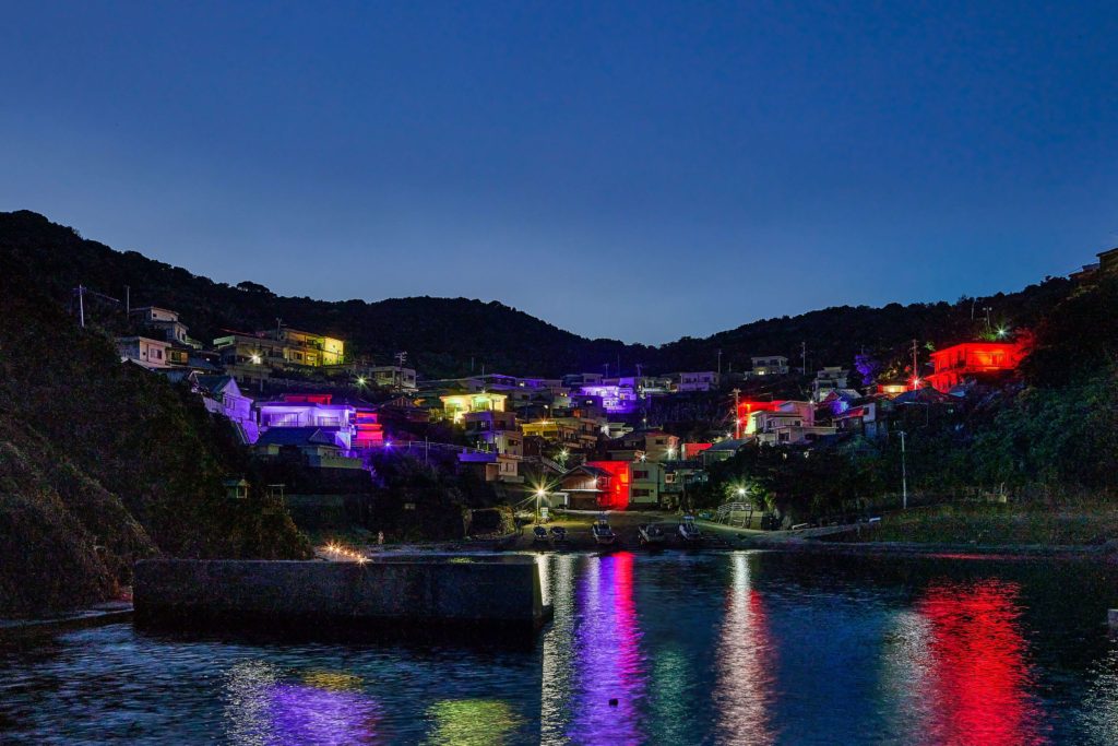 海辺の秘境「矢櫃」の今を光で伝える「照らしちゃる矢櫃 – YABITSU