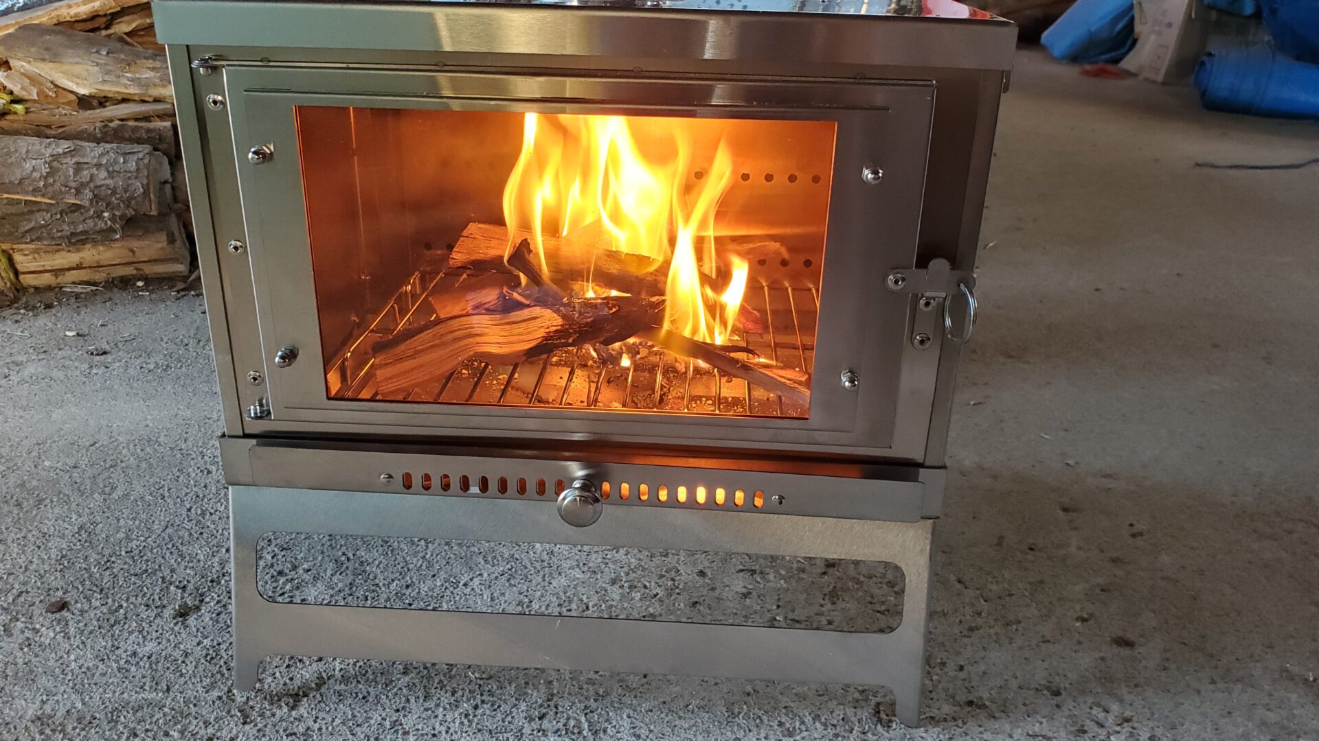 大きなガラスでとにかく値段が安い！solotourの折り畳み薪ストーブを