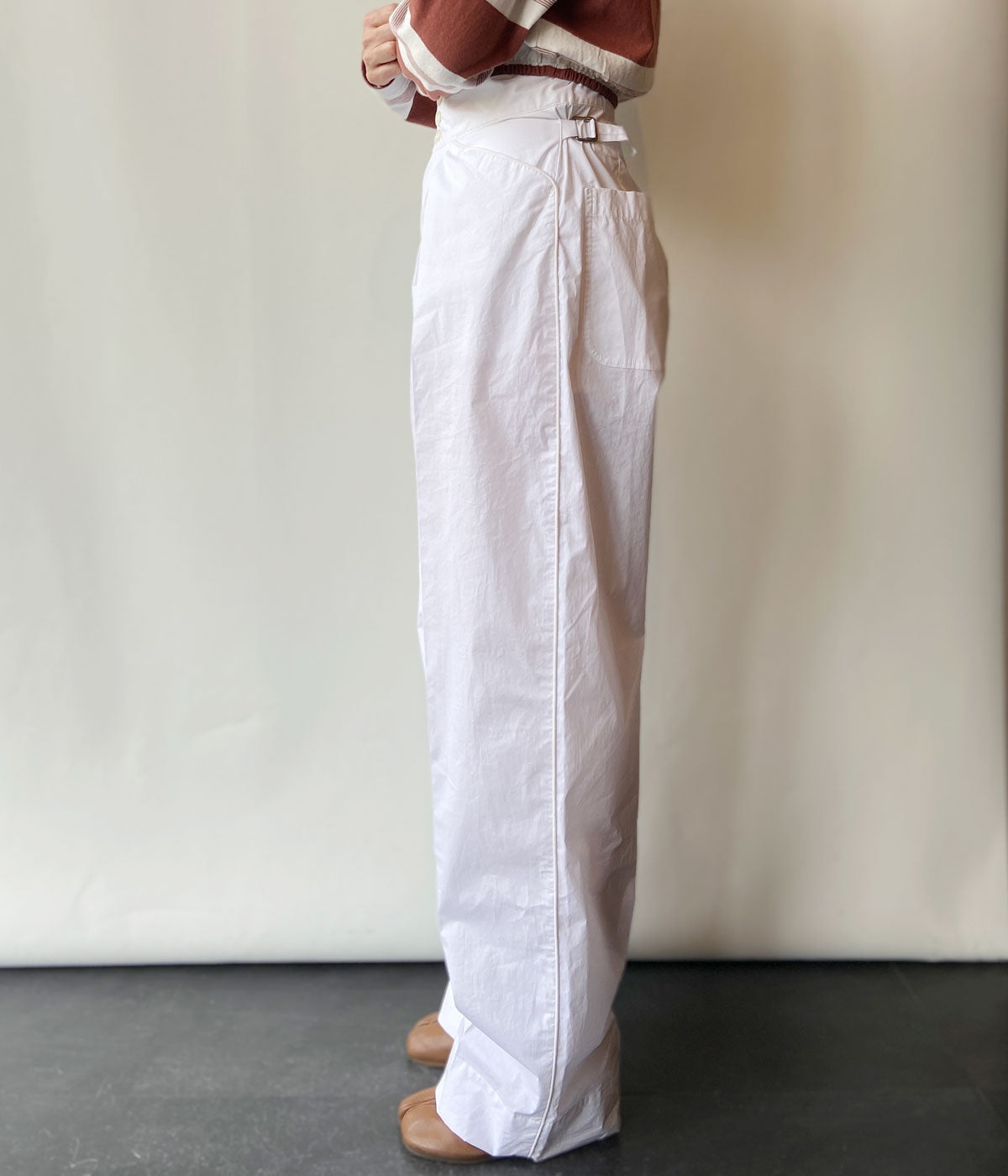 FUMIKA_UCHIDA/COATED COTTON SIDE TRIM SLACKS(WHITE)