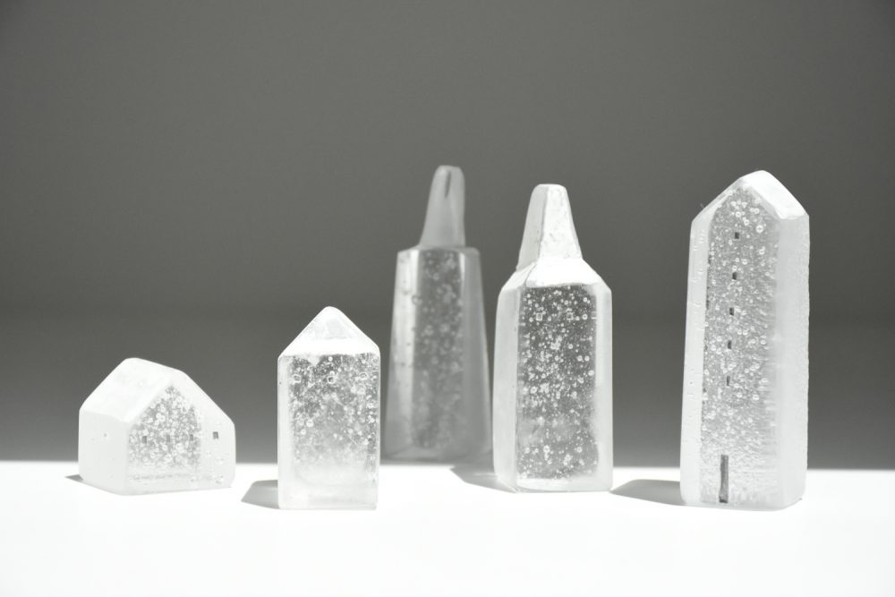 Mellow glass白いガラス製の家型オブジェ Mellow glass白いガラス製の