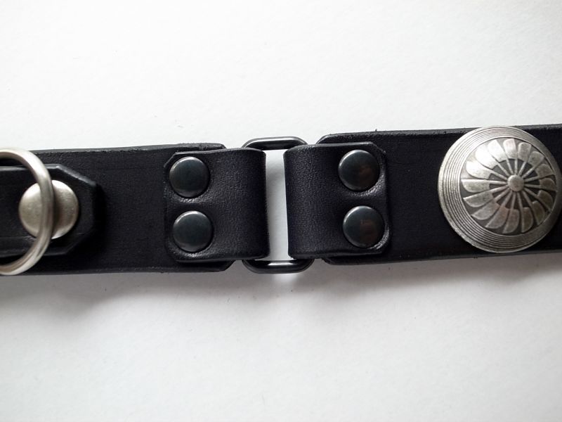 black means コンチョ付き切替レザーベルト ブラック×シルバー - tity