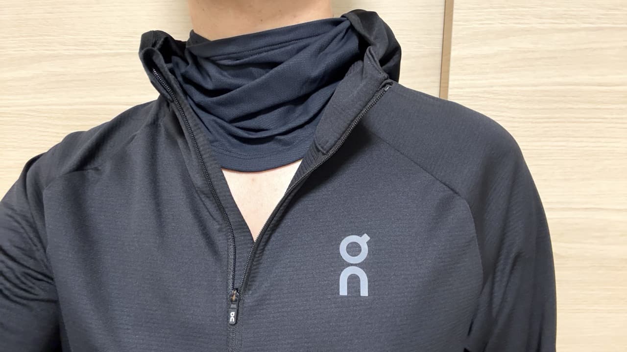 レビュー】On クライメイトジップフーディー：首元暖か長袖ランニング