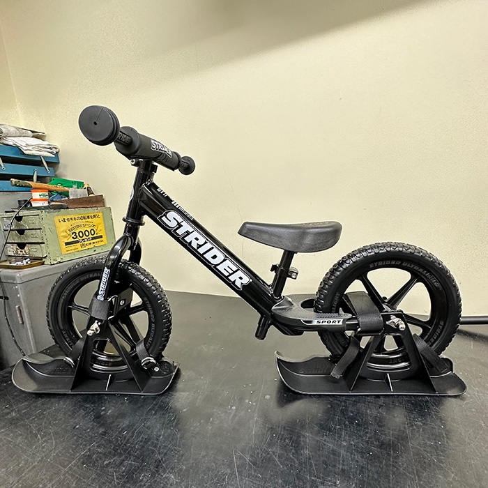 ストライダーでスキー！スノーストライダー スキーアタッチメント