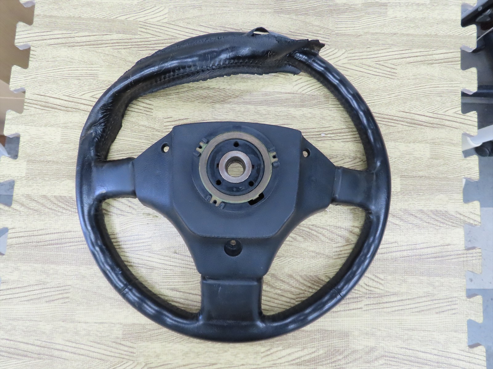 トヨタ：ランドクルーザーの純正ステアリングハンドルの本革巻き直し