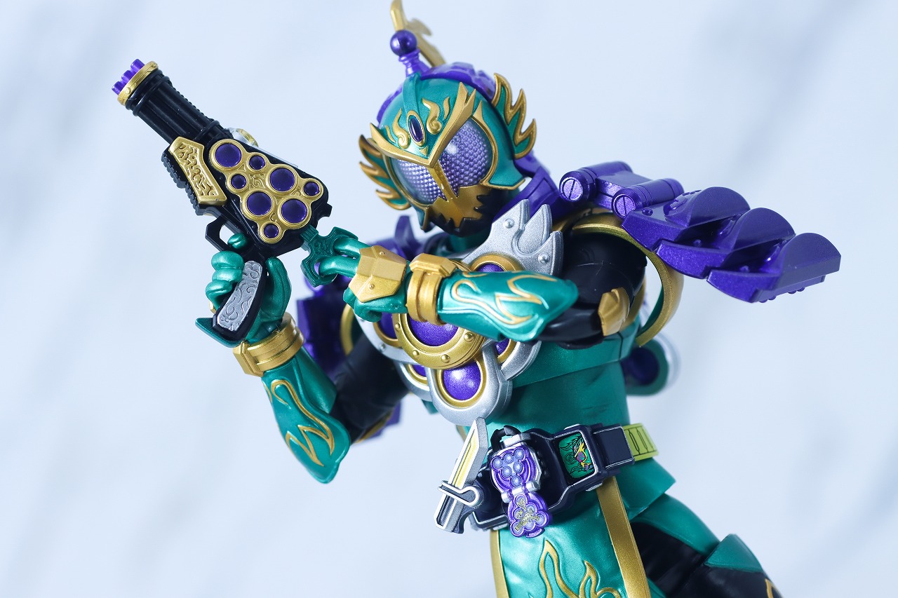 S.H.フィギュアーツ 真骨彫製法 仮面ライダー龍玄 ブドウアームズ