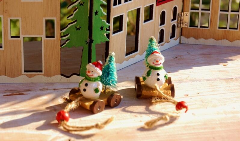 楽天市場】クリスマス雑貨 スノーマン ミニチュア ツリーを積んだ 北欧