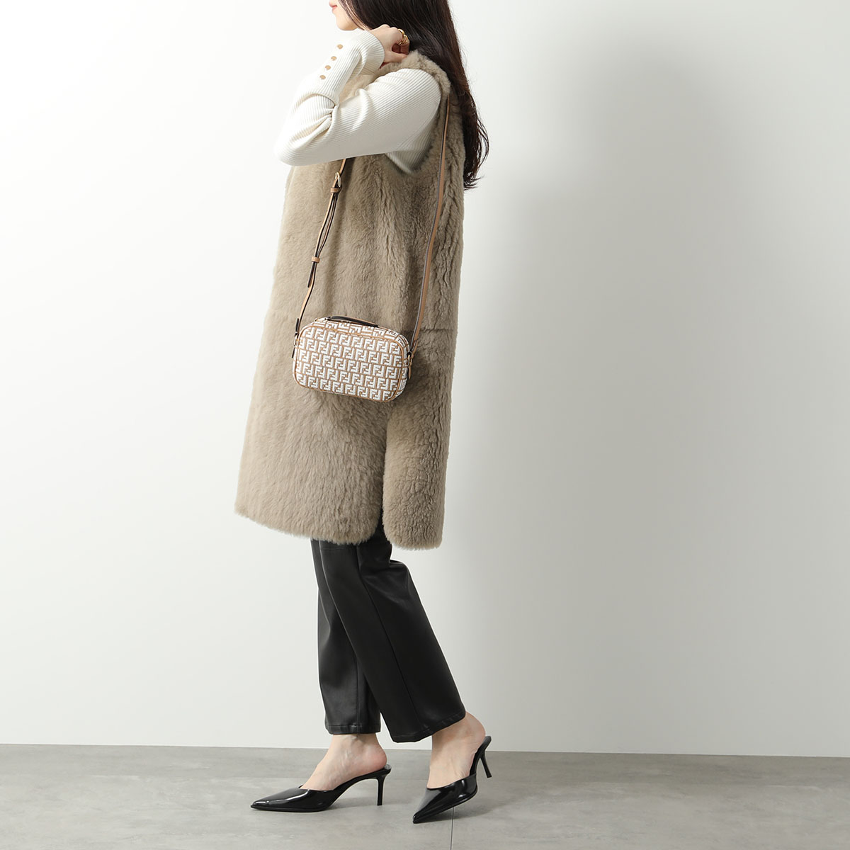 楽天市場】FENDI フェンディ ショルダーバッグ CAMERA CASE RAFIA