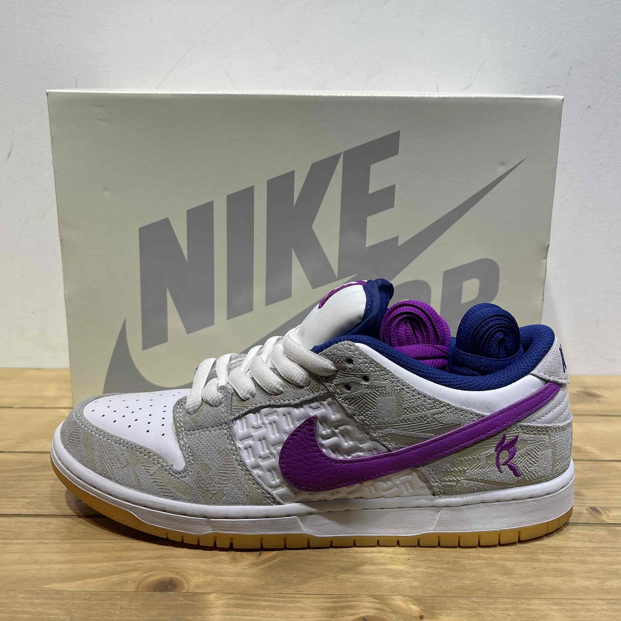 楽天市場】NIKE SB DUNK LOW PRM x RAYSSA LEAL PURE PLATINUM AND