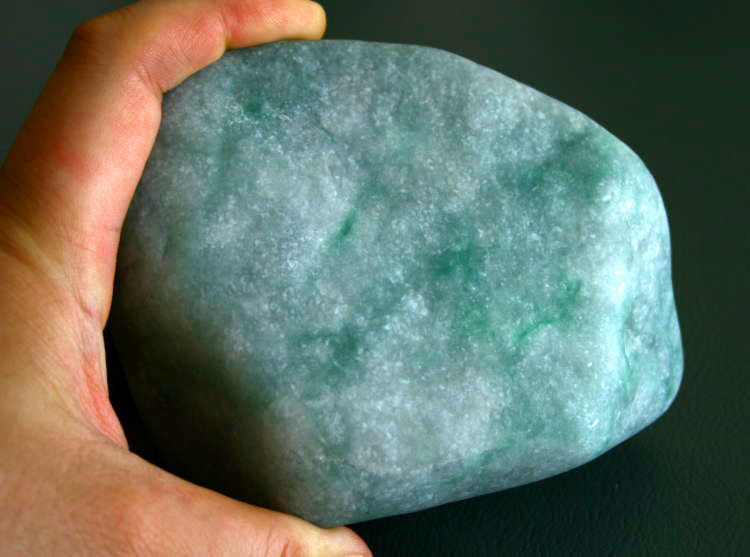 楽天市場】糸魚川翡翠原石 G00300 120mm*94mm*41mm : 糸魚川ヒスイの店