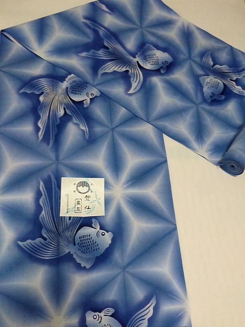 楽天市場】竺仙鑑製浴衣地 綿コーマ 注染板締め絞り 麻の葉に金魚 青の