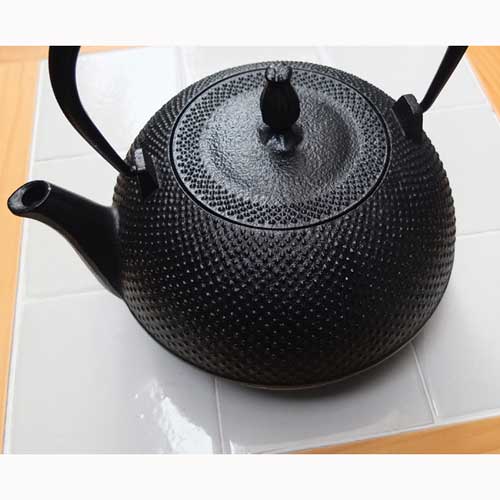 楽天市場】日本が誇る伝統工芸品南部鉄器 南部鉄瓶 なつめ形 アラレ