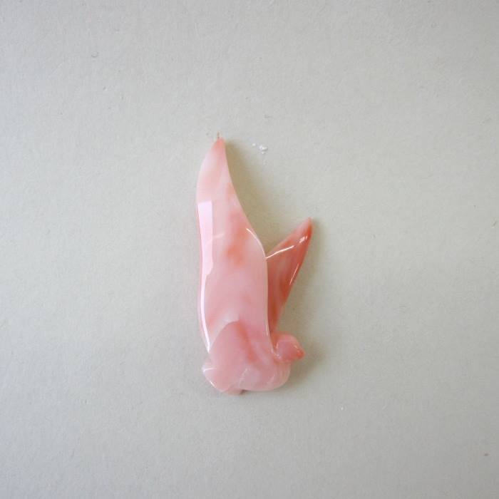 楽天市場】ピンク珊瑚 縁起の良いカモメの彫り ピンブローチ