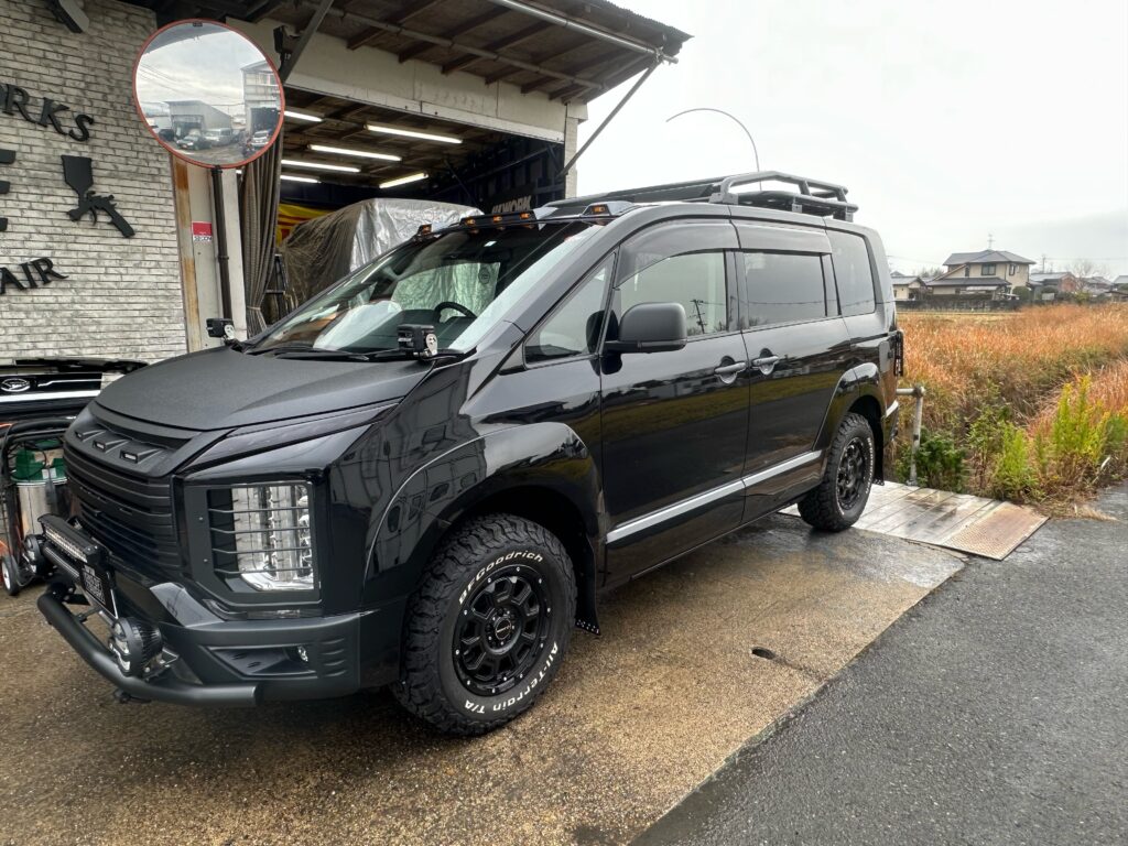 デリカD:5 ボンネット・パーツにラプターライナー塗装！二色塗り分けで